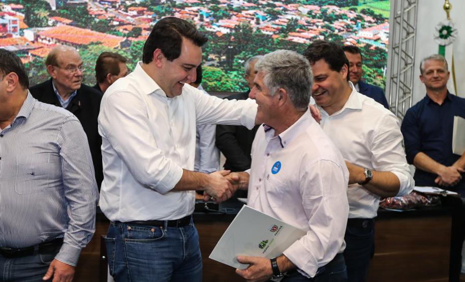 Governador Carlos Massa Ratinho Junior se reúne em Irati com os prefeitos do Centro-Sul do Paraná, e repassa recursos para investimentos em diversos municípios da região. O secretário do Desenvolvimento Urbano e Obras Públicas, João Carlos Ortega, também participa do encontro.  -  Irati, 07/06/2019  -  Foto: Geraldo Bubniak/ANPr