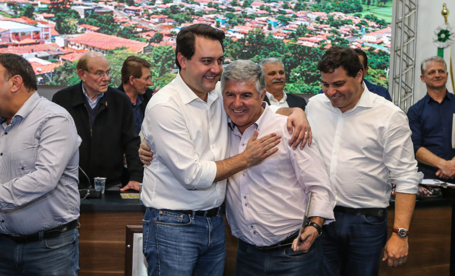 Governador Carlos Massa Ratinho Junior se reúne em Irati com os prefeitos do Centro-Sul do Paraná, e repassa recursos para investimentos em diversos municípios da região. O secretário do Desenvolvimento Urbano e Obras Públicas, João Carlos Ortega, também participa do encontro.  -  Irati, 07/06/2019  -  Foto: Geraldo Bubniak/ANPr