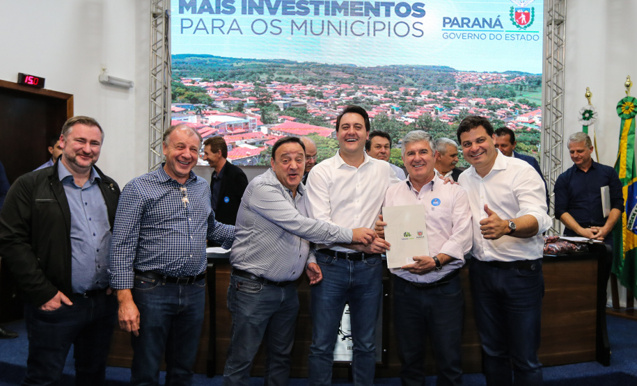 Governador Carlos Massa Ratinho Junior se reúne em Irati com os prefeitos do Centro-Sul do Paraná, e repassa recursos para investimentos em diversos municípios da região. O secretário do Desenvolvimento Urbano e Obras Públicas, João Carlos Ortega, também participa do encontro.  -  Irati, 07/06/2019  -  Foto: Geraldo Bubniak/ANPr