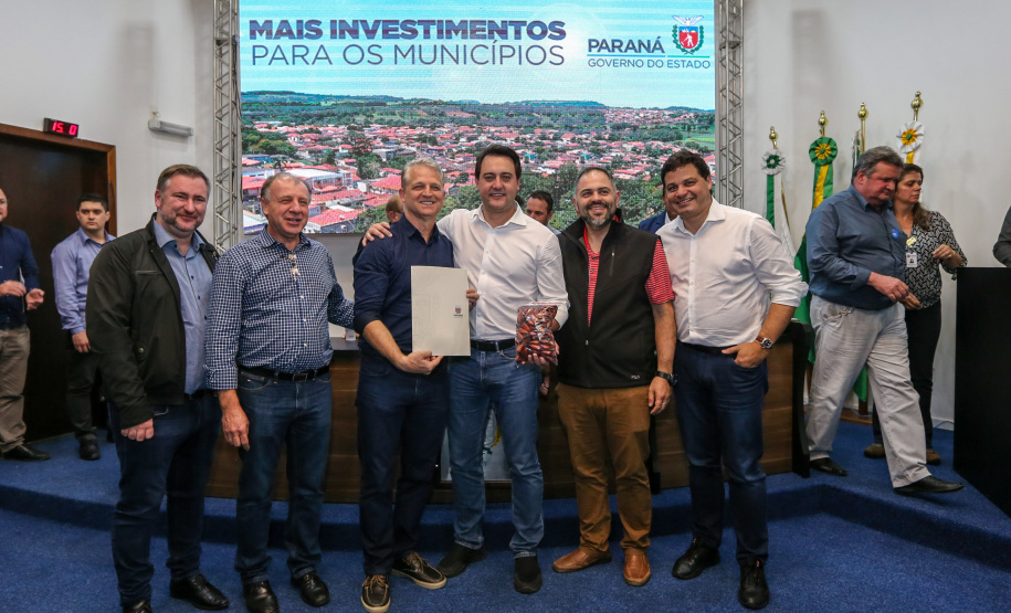Governador Carlos Massa Ratinho Junior se reúne em Irati com os prefeitos do Centro-Sul do Paraná, e repassa recursos para investimentos em diversos municípios da região. O secretário do Desenvolvimento Urbano e Obras Públicas, João Carlos Ortega, também participa do encontro.  -  Irati, 07/06/2019  -  Foto: Geraldo Bubniak/ANPr