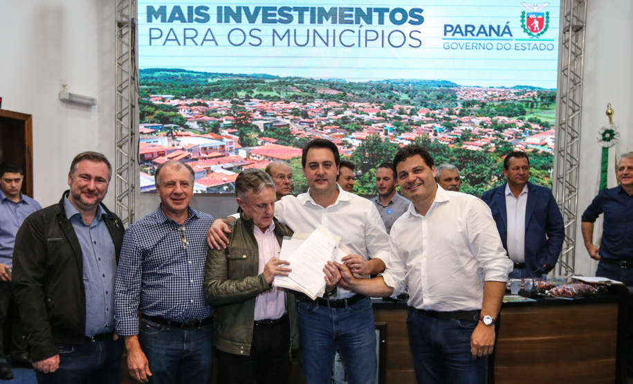 Governador Carlos Massa Ratinho Junior se reúne em Irati com os prefeitos do Centro-Sul do Paraná, e repassa recursos para investimentos em diversos municípios da região. O secretário do Desenvolvimento Urbano e Obras Públicas, João Carlos Ortega, também participa do encontro.  -  Irati, 07/06/2019  -  Foto: Geraldo Bubniak/ANPr
