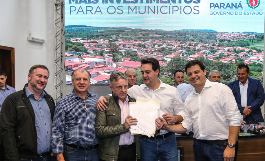 Governador Carlos Massa Ratinho Junior se reúne em Irati com os prefeitos do Centro-Sul do Paraná, e repassa recursos para investimentos em diversos municípios da região. O secretário do Desenvolvimento Urbano e Obras Públicas, João Carlos Ortega, também participa do encontro.  -  Irati, 07/06/2019  -  Foto: Geraldo Bubniak/ANPr