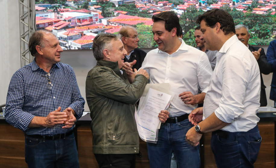 Governador Carlos Massa Ratinho Junior se reúne em Irati com os prefeitos do Centro-Sul do Paraná, e repassa recursos para investimentos em diversos municípios da região. O secretário do Desenvolvimento Urbano e Obras Públicas, João Carlos Ortega, também participa do encontro.  -  Irati, 07/06/2019  -  Foto: Geraldo Bubniak/ANPr