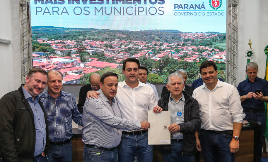 Governador Carlos Massa Ratinho Junior se reúne em Irati com os prefeitos do Centro-Sul do Paraná, e repassa recursos para investimentos em diversos municípios da região. O secretário do Desenvolvimento Urbano e Obras Públicas, João Carlos Ortega, também participa do encontro.  -  Irati, 07/06/2019  -  Foto: Geraldo Bubniak/ANPr