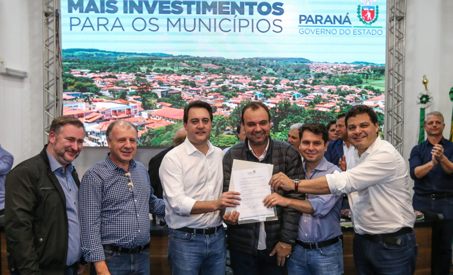 Governador Carlos Massa Ratinho Junior se reúne em Irati com os prefeitos do Centro-Sul do Paraná, e repassa recursos para investimentos em diversos municípios da região. O secretário do Desenvolvimento Urbano e Obras Públicas, João Carlos Ortega, também participa do encontro.  -  Irati, 07/06/2019  -  Foto: Geraldo Bubniak/ANPr