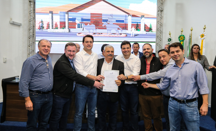 Governador Carlos Massa Ratinho Junior se reúne em Irati com os prefeitos do Centro-Sul do Paraná, e repassa recursos para investimentos em diversos municípios da região. O secretário do Desenvolvimento Urbano e Obras Públicas, João Carlos Ortega, também participa do encontro.  -  Irati, 07/06/2019  -  Foto: Geraldo Bubniak/ANPr