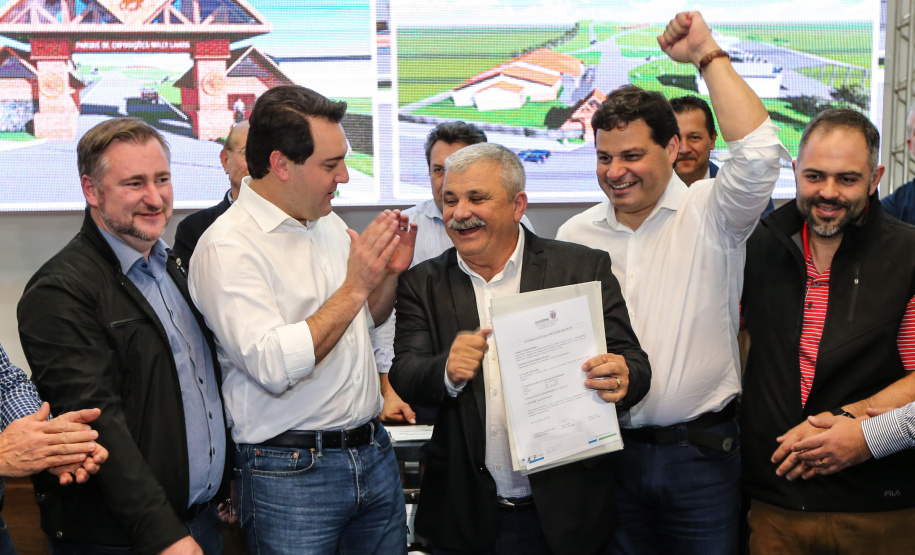 Governador Carlos Massa Ratinho Junior se reúne em Irati com os prefeitos do Centro-Sul do Paraná, e repassa recursos para investimentos em diversos municípios da região. O secretário do Desenvolvimento Urbano e Obras Públicas, João Carlos Ortega, também participa do encontro.  -  Irati, 07/06/2019  -  Foto: Geraldo Bubniak/ANPr