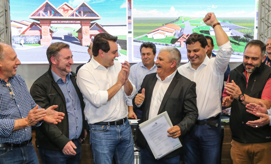 Governador Carlos Massa Ratinho Junior se reúne em Irati com os prefeitos do Centro-Sul do Paraná, e repassa recursos para investimentos em diversos municípios da região. O secretário do Desenvolvimento Urbano e Obras Públicas, João Carlos Ortega, também participa do encontro.  -  Irati, 07/06/2019  -  Foto: Geraldo Bubniak/ANPr