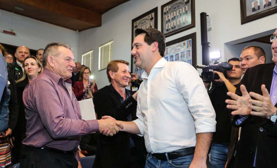 Governador Carlos Massa Ratinho Junior se reúne em Irati com os prefeitos do Centro-Sul do Paraná, e repassa recursos para investimentos em diversos municípios da região. O secretário do Desenvolvimento Urbano e Obras Públicas, João Carlos Ortega, também participa do encontro.  -  Irati, 07/06/2019  -  Foto: Geraldo Bubniak/ANPr