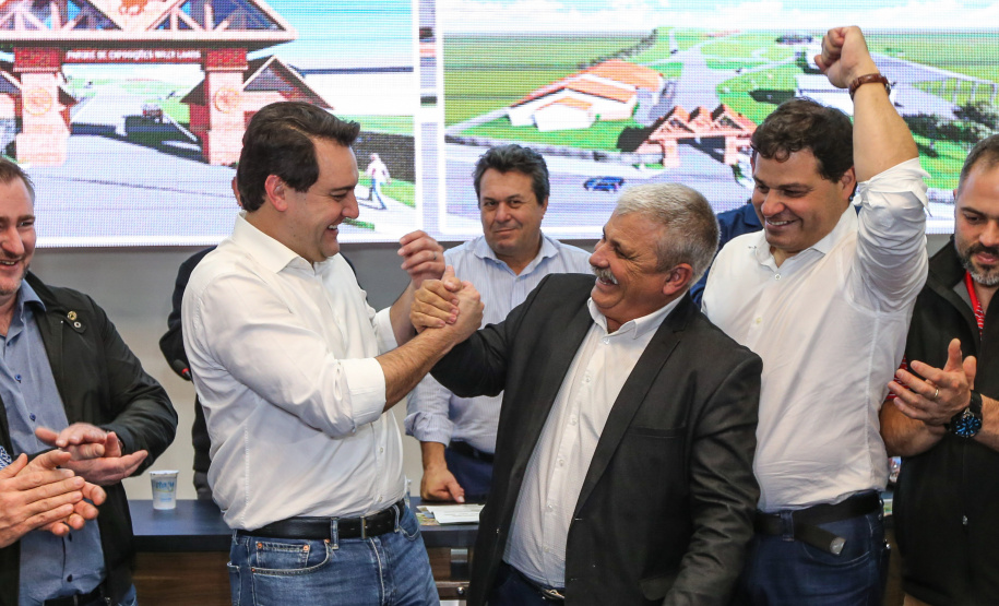 Governador Carlos Massa Ratinho Junior se reúne em Irati com os prefeitos do Centro-Sul do Paraná, e repassa recursos para investimentos em diversos municípios da região. O secretário do Desenvolvimento Urbano e Obras Públicas, João Carlos Ortega, também participa do encontro.  -  Irati, 07/06/2019  -  Foto: Geraldo Bubniak/ANPr