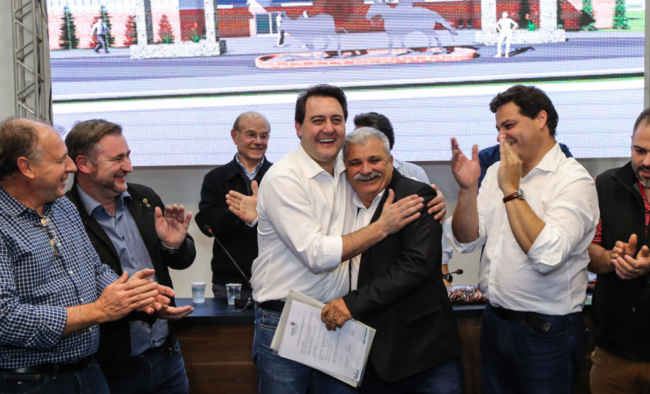 Governador Carlos Massa Ratinho Junior se reúne em Irati com os prefeitos do Centro-Sul do Paraná, e repassa recursos para investimentos em diversos municípios da região. O secretário do Desenvolvimento Urbano e Obras Públicas, João Carlos Ortega, também participa do encontro.  -  Irati, 07/06/2019  -  Foto: Geraldo Bubniak/ANPr