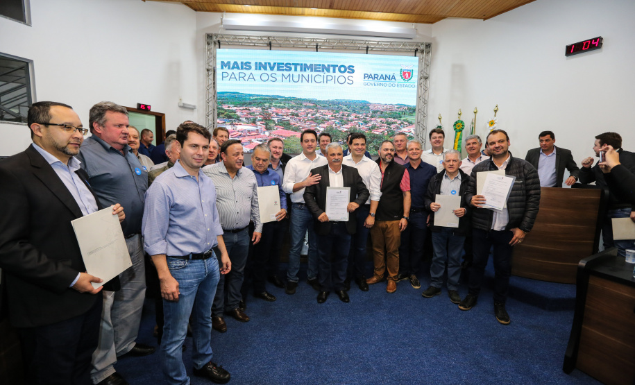 Governador Carlos Massa Ratinho Junior se reúne em Irati com os prefeitos do Centro-Sul do Paraná, e repassa recursos para investimentos em diversos municípios da região. O secretário do Desenvolvimento Urbano e Obras Públicas, João Carlos Ortega, também participa do encontro.  -  Irati, 07/06/2019  -  Foto: Geraldo Bubniak/ANPr