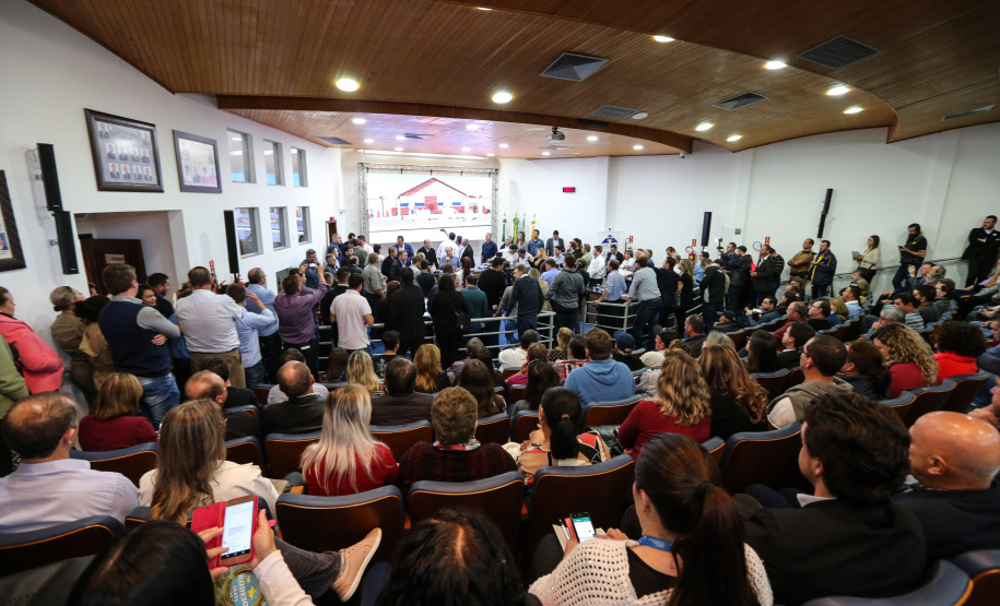 Governador Carlos Massa Ratinho Junior se reúne em Irati com os prefeitos do Centro-Sul do Paraná, e repassa recursos para investimentos em diversos municípios da região. O secretário do Desenvolvimento Urbano e Obras Públicas, João Carlos Ortega, também participa do encontro.  -  Irati, 07/06/2019  -  Foto: Geraldo Bubniak/ANPr