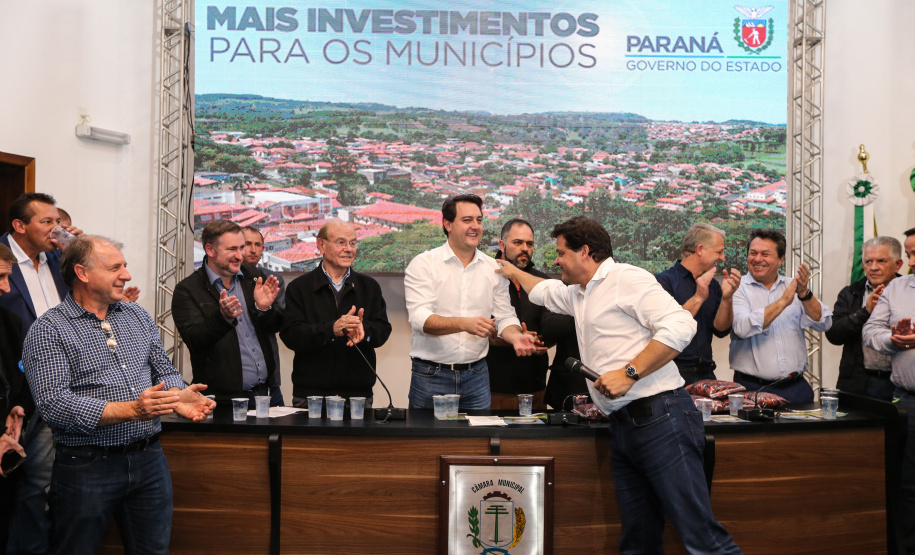 Governador Carlos Massa Ratinho Junior se reúne em Irati com os prefeitos do Centro-Sul do Paraná, e repassa recursos para investimentos em diversos municípios da região. O secretário do Desenvolvimento Urbano e Obras Públicas, João Carlos Ortega, também participa do encontro.  -  Irati, 07/06/2019  -  Foto: Geraldo Bubniak/ANPr