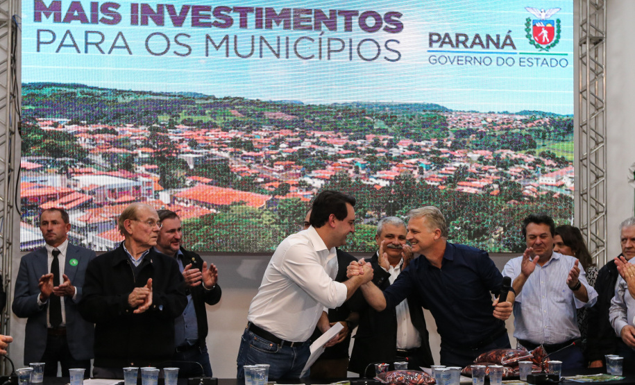 Governador Carlos Massa Ratinho Junior se reúne em Irati com os prefeitos do Centro-Sul do Paraná, e repassa recursos para investimentos em diversos municípios da região. O secretário do Desenvolvimento Urbano e Obras Públicas, João Carlos Ortega, também participa do encontro.  -  Irati, 07/06/2019  -  Foto: Geraldo Bubniak/ANPr