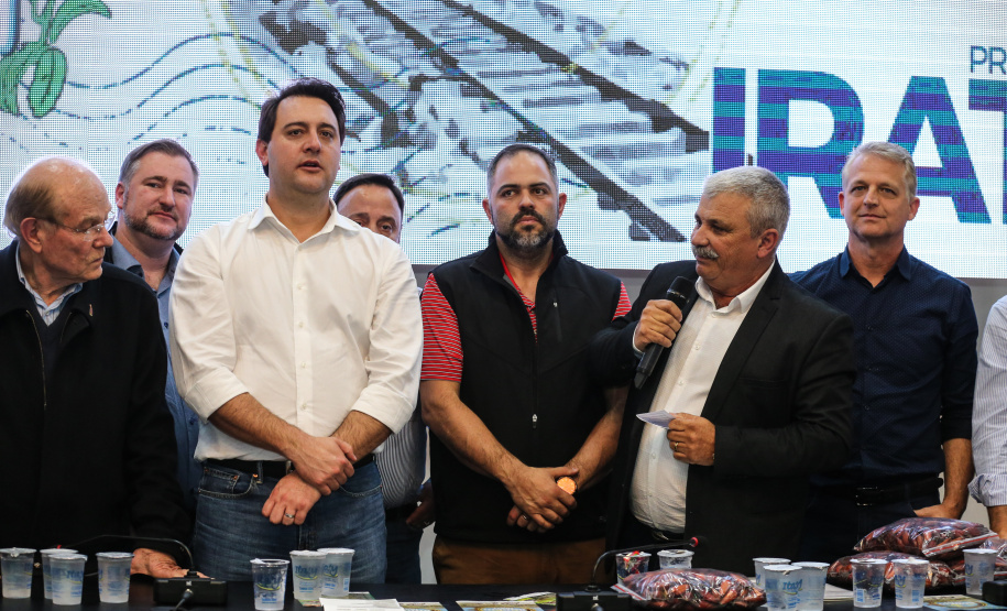 Governador Carlos Massa Ratinho Junior se reúne em Irati com os prefeitos do Centro-Sul do Paraná, e repassa recursos para investimentos em diversos municípios da região. O secretário do Desenvolvimento Urbano e Obras Públicas, João Carlos Ortega, também participa do encontro.  -  Irati, 07/06/2019  -  Foto: Geraldo Bubniak/ANPr