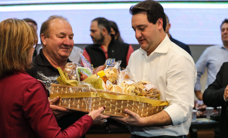 Governador Carlos Massa Ratinho Junior se reúne em Irati com os prefeitos do Centro-Sul do Paraná, e repassa recursos para investimentos em diversos municípios da região. O secretário do Desenvolvimento Urbano e Obras Públicas, João Carlos Ortega, também participa do encontro.  -  Irati, 07/06/2019  -  Foto: Geraldo Bubniak/ANPr