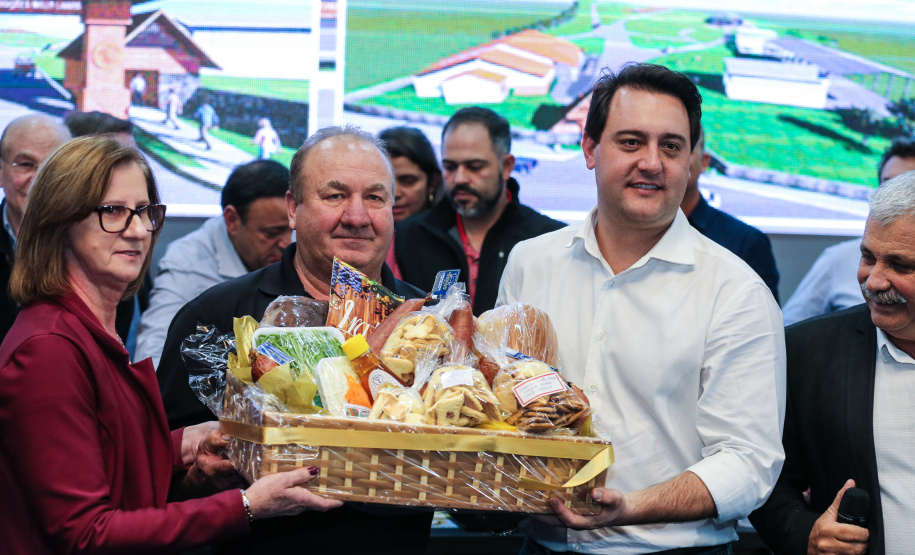 Governador Carlos Massa Ratinho Junior se reúne em Irati com os prefeitos do Centro-Sul do Paraná, e repassa recursos para investimentos em diversos municípios da região. O secretário do Desenvolvimento Urbano e Obras Públicas, João Carlos Ortega, também participa do encontro.  -  Irati, 07/06/2019  -  Foto: Geraldo Bubniak/ANPr