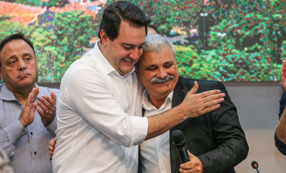 Governador Carlos Massa Ratinho Junior se reúne em Irati com os prefeitos do Centro-Sul do Paraná, e repassa recursos para investimentos em diversos municípios da região. O secretário do Desenvolvimento Urbano e Obras Públicas, João Carlos Ortega, também participa do encontro.  -  Irati, 07/06/2019  -  Foto: Geraldo Bubniak/ANPr