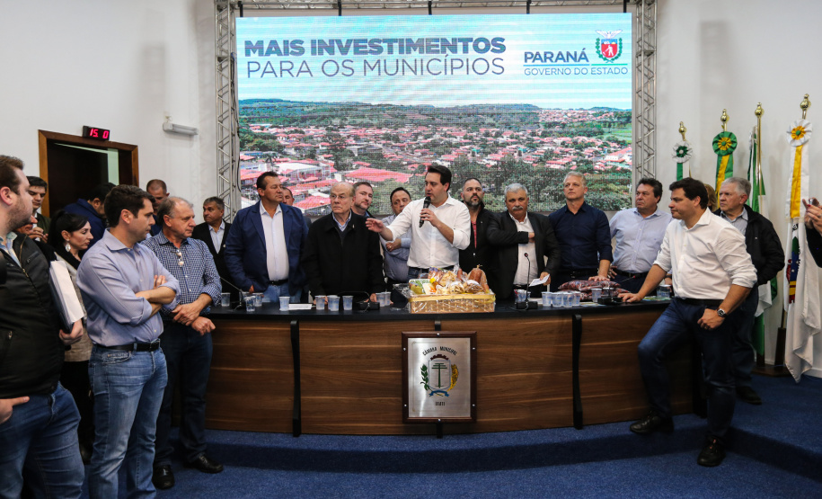 Governador Carlos Massa Ratinho Junior se reúne em Irati com os prefeitos do Centro-Sul do Paraná, e repassa recursos para investimentos em diversos municípios da região. O secretário do Desenvolvimento Urbano e Obras Públicas, João Carlos Ortega, também participa do encontro.  -  Irati, 07/06/2019  -  Foto: Geraldo Bubniak/ANPr