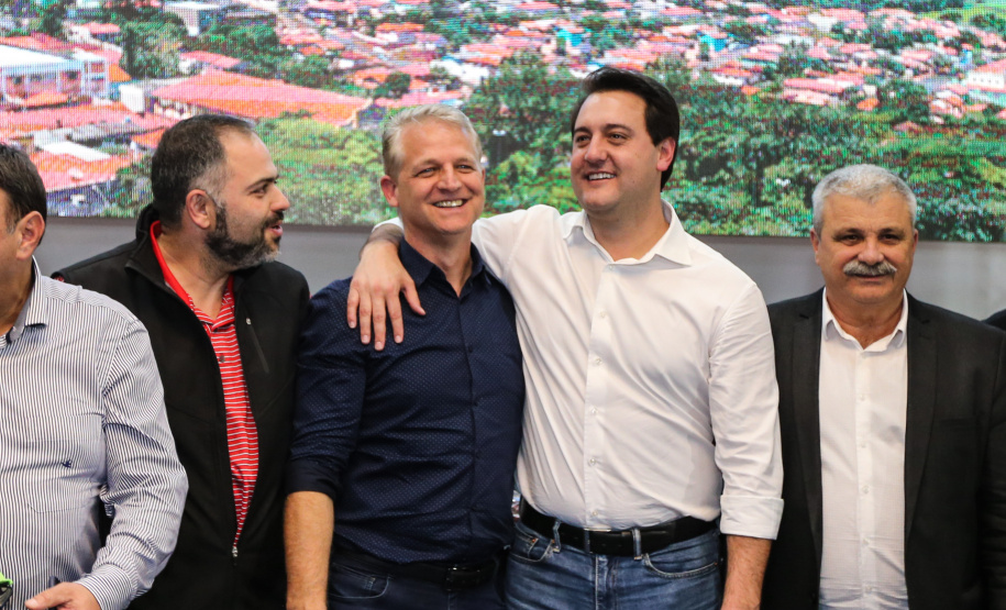 Governador Carlos Massa Ratinho Junior se reúne em Irati com os prefeitos do Centro-Sul do Paraná, e repassa recursos para investimentos em diversos municípios da região. O secretário do Desenvolvimento Urbano e Obras Públicas, João Carlos Ortega, também participa do encontro.  -  Irati, 07/06/2019  -  Foto: Geraldo Bubniak/ANPr