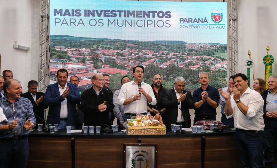 Governador Carlos Massa Ratinho Junior se reúne em Irati com os prefeitos do Centro-Sul do Paraná, e repassa recursos para investimentos em diversos municípios da região. O secretário do Desenvolvimento Urbano e Obras Públicas, João Carlos Ortega, também participa do encontro.  -  Irati, 07/06/2019  -  Foto: Geraldo Bubniak/ANPr