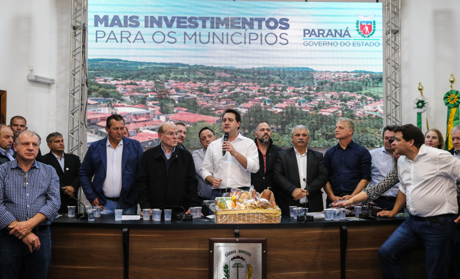 Governador Carlos Massa Ratinho Junior se reúne em Irati com os prefeitos do Centro-Sul do Paraná, e repassa recursos para investimentos em diversos municípios da região. O secretário do Desenvolvimento Urbano e Obras Públicas, João Carlos Ortega, também participa do encontro.  -  Irati, 07/06/2019  -  Foto: Geraldo Bubniak/ANPr