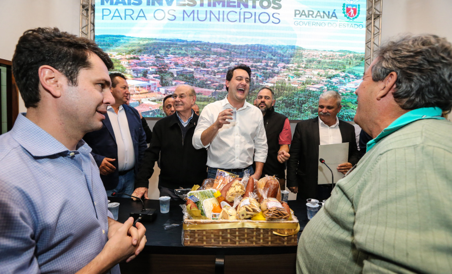 Governador Carlos Massa Ratinho Junior se reúne em Irati com os prefeitos do Centro-Sul do Paraná, e repassa recursos para investimentos em diversos municípios da região. O secretário do Desenvolvimento Urbano e Obras Públicas, João Carlos Ortega, também participa do encontro.  -  Irati, 07/06/2019  -  Foto: Geraldo Bubniak/ANPr