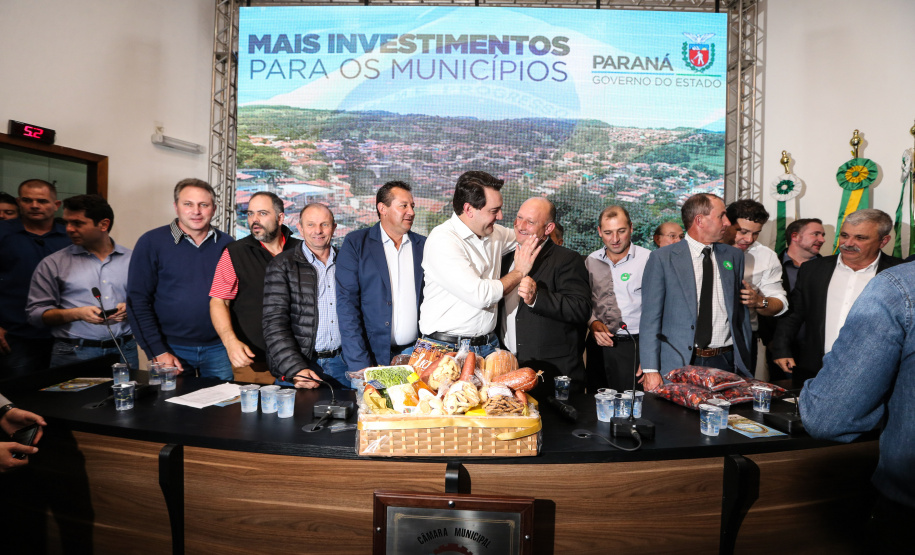 Governador Carlos Massa Ratinho Junior se reúne em Irati com os prefeitos do Centro-Sul do Paraná, e repassa recursos para investimentos em diversos municípios da região. O secretário do Desenvolvimento Urbano e Obras Públicas, João Carlos Ortega, também participa do encontro.  -  Irati, 07/06/2019  -  Foto: Geraldo Bubniak/ANPr