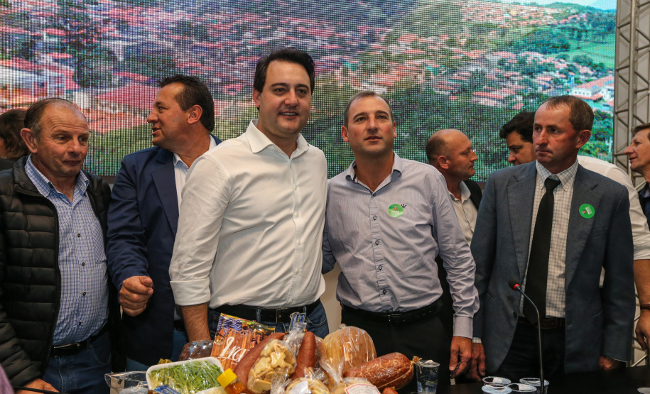 Governador Carlos Massa Ratinho Junior se reúne em Irati com os prefeitos do Centro-Sul do Paraná, e repassa recursos para investimentos em diversos municípios da região. O secretário do Desenvolvimento Urbano e Obras Públicas, João Carlos Ortega, também participa do encontro.  -  Irati, 07/06/2019  -  Foto: Geraldo Bubniak/ANPr