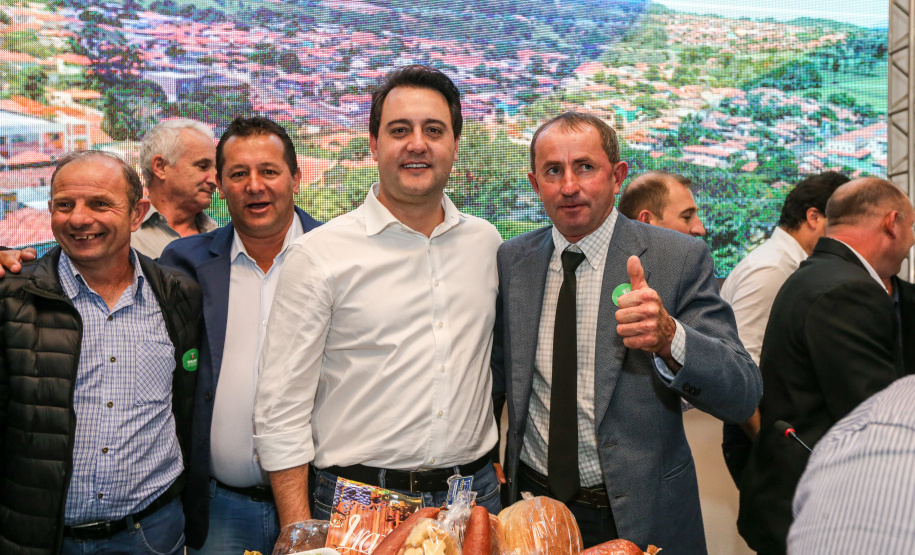 Governador Carlos Massa Ratinho Junior se reúne em Irati com os prefeitos do Centro-Sul do Paraná, e repassa recursos para investimentos em diversos municípios da região. O secretário do Desenvolvimento Urbano e Obras Públicas, João Carlos Ortega, também participa do encontro.  -  Irati, 07/06/2019  -  Foto: Geraldo Bubniak/ANPr