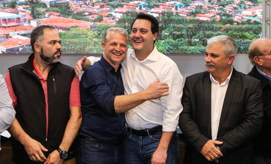 Governador Carlos Massa Ratinho Junior se reúne em Irati com os prefeitos do Centro-Sul do Paraná, e repassa recursos para investimentos em diversos municípios da região. O secretário do Desenvolvimento Urbano e Obras Públicas, João Carlos Ortega, também participa do encontro.  -  Irati, 07/06/2019  -  Foto: Geraldo Bubniak/ANPr