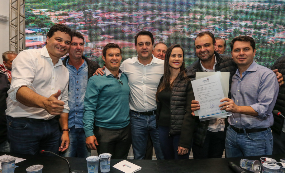 Governador Carlos Massa Ratinho Junior se reúne em Irati com os prefeitos do Centro-Sul do Paraná, e repassa recursos para investimentos em diversos municípios da região. O secretário do Desenvolvimento Urbano e Obras Públicas, João Carlos Ortega, também participa do encontro.  -  Irati, 07/06/2019  -  Foto: Geraldo NBubniak/ANPr