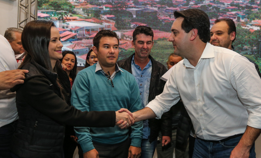 Governador Carlos Massa Ratinho Junior se reúne em Irati com os prefeitos do Centro-Sul do Paraná, e repassa recursos para investimentos em diversos municípios da região. O secretário do Desenvolvimento Urbano e Obras Públicas, João Carlos Ortega, também participa do encontro.  -  Irati, 07/06/2019  -  Foto: Geraldo NBubniak/ANPr
