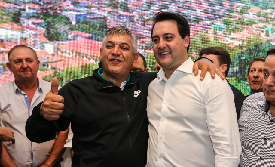 Governador Carlos Massa Ratinho Junior se reúne em Irati com os prefeitos do Centro-Sul do Paraná, e repassa recursos para investimentos em diversos municípios da região. O secretário do Desenvolvimento Urbano e Obras Públicas, João Carlos Ortega, também participa do encontro.  -  Irati, 07/06/2019  -  Foto: Geraldo NBubniak/ANPr