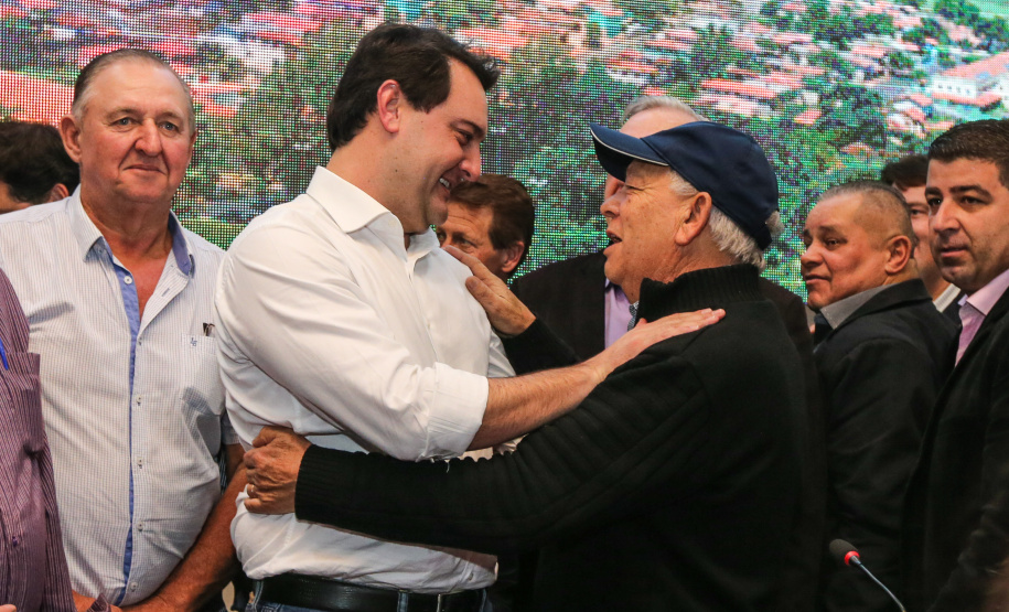 Governador Carlos Massa Ratinho Junior se reúne em Irati com os prefeitos do Centro-Sul do Paraná, e repassa recursos para investimentos em diversos municípios da região. O secretário do Desenvolvimento Urbano e Obras Públicas, João Carlos Ortega, também participa do encontro.  -  Irati, 07/06/2019  -  Foto: Geraldo NBubniak/ANPr