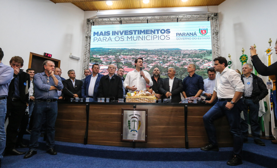 Governador Carlos Massa Ratinho Junior se reúne em Irati com os prefeitos do Centro-Sul do Paraná, e repassa recursos para investimentos em diversos municípios da região. O secretário do Desenvolvimento Urbano e Obras Públicas, João Carlos Ortega, também participa do encontro.  -  Irati, 07/06/2019  -  Foto: Geraldo NBubniak/ANPr