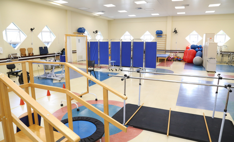 A Secretaria de Estado da Saúde e o Hospital do Trabalhador (HT) apresentaram a profissionais e entidades de classe a proposta de incorporação do Centro Hospitalar de Reabilitação Ana Carolina Moura Xavier (CHR) ao HT. A ideia é otimizar os recursos disponíveis e sub-utilizados no Centro de Reabilitação e complementar a assistência já oferecida pelo HT.  Foto: Clevis Massolla/SESA