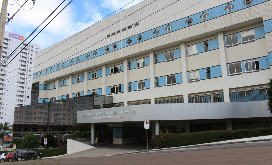 A Secretaria de Estado da Saúde e o Hospital do Trabalhador (HT) apresentaram a profissionais e entidades de classe a proposta de incorporação do Centro Hospitalar de Reabilitação Ana Carolina Moura Xavier (CHR) ao HT. A ideia é otimizar os recursos disponíveis e sub-utilizados no Centro de Reabilitação e complementar a assistência já oferecida pelo HT.  Foto: SESA