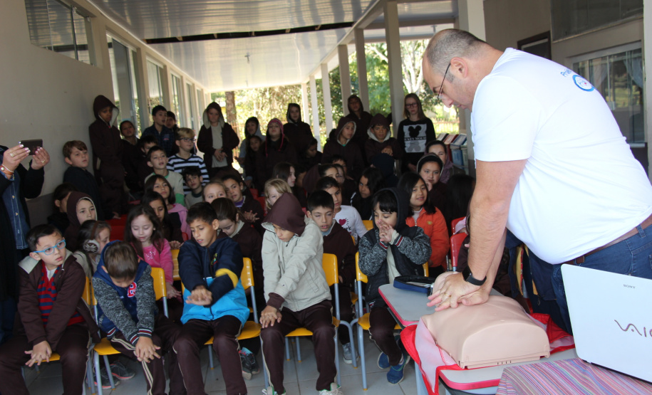 O município de Agudos do Sul, localizado na Região Metropolitana de Curitiba, recebeu nesta sexta-feira (07/06), a primeira ação do Programa Criança Feliz no Paraná, na Escola Municipal Miguel Júnior de Souza. A atividade faz parte de uma série de ações sociais que incluem o programa nos municípios.  -  Agudos do Sul, 07/06/2019  -  Foto: Divulgação SEJUF