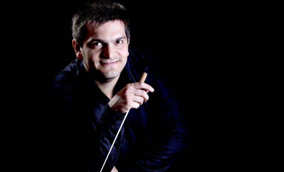 A programação intensa para o mês de junho da Orquestra Sinfônica do Paraná continua com o concerto Mozart, Schubert & Garcia no domingo, 16 de junho, às 10h30 no Guairão, com regência do maestro uruguaio Diego Naser.  - Foto:  Maringas Maciel/Teatro Guaíra