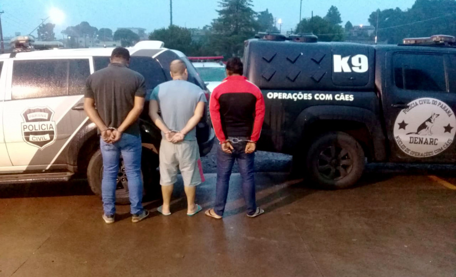 A Divisão Estadual de Narcóticos (Denarc) da Polícia Civil do Paraná prendeu nos primeiros quatro meses do ano 147 pessoas envolvidas no tráfico de drogas. Também foram recuperados 71 veículos e 46 armas de uso restrito, além de cerca de 23 toneladas de maconha, 5 toneladas de cocaína, mais de 200 quilos de crack e quantidades expressivas de haxixe, LSD, ecstasy e sintéticos. -  Fotos Denarc