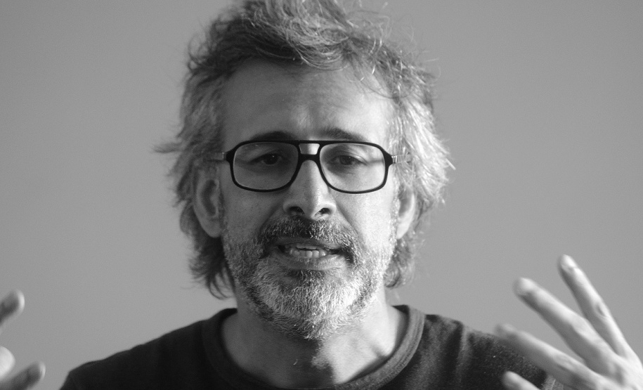 Caco Galhardo ministra oficina de quadrinhos na Biblioteca. Foto: Kraw Penas/SECC