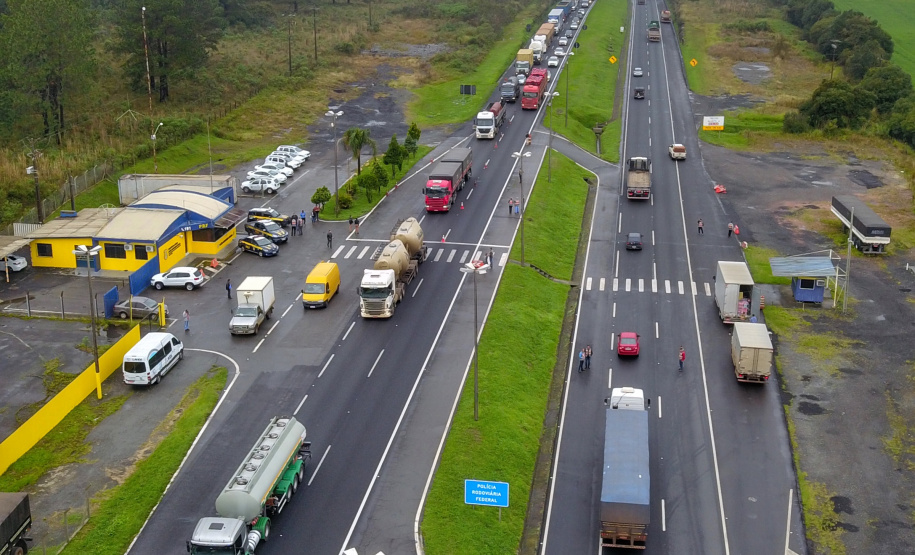 O balanço da Operação Integrada promovida pela Receita Estadual no fim de maio resultou em R$ 1,4 milhão em autos de infração. Autopeças, pneus e material de construção foram os principais itens identificados com alguma irregularidade tributária, representando 34,58% e um prejuízo para o Estado que chegaria a R$ 463 mil. Foto: José Fernando Ogura/ANPr -