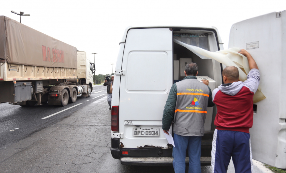 O balanço da Operação Integrada promovida pela Receita Estadual no fim de maio resultou em R$ 1,4 milhão em autos de infração. Autopeças, pneus e material de construção foram os principais itens identificados com alguma irregularidade tributária, representando 34,58% e um prejuízo para o Estado que chegaria a R$ 463 mil. Foto: José Fernando Ogura/ANPr -