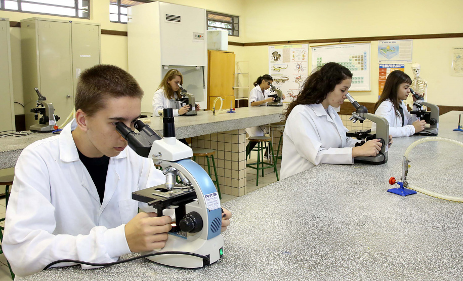 A Secretaria de Estado da Educação e do Esporte está com inscrições abertas para uma série de cursos, com início no segundo semestre. São 11 mil vagas para 43 cursos técnicos e outros três de especialização, distribuídos em 137 instituições de ensino de 73 cidades do Paraná. Todos são gratuitos, com certificação emitida pela secretaria. Foto: Jaelson Lucas/ANPr