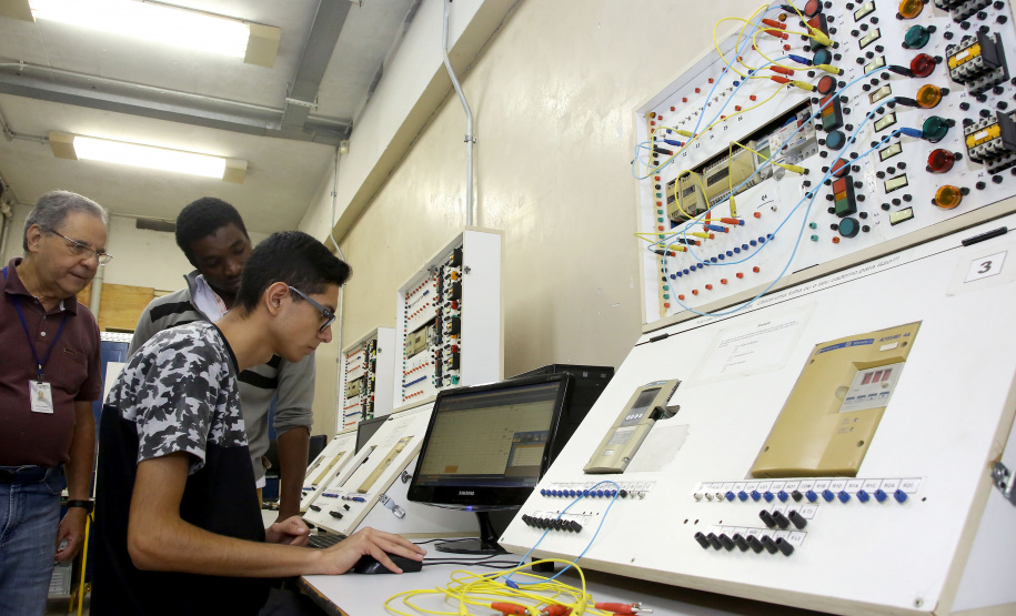 A Secretaria de Estado da Educação e do Esporte está com inscrições abertas para uma série de cursos, com início no segundo semestre. São 11 mil vagas para 43 cursos técnicos e outros três de especialização, distribuídos em 137 instituições de ensino de 73 cidades do Paraná. Todos são gratuitos, com certificação emitida pela secretaria. Foto: Jaelson Lucas/ANPr