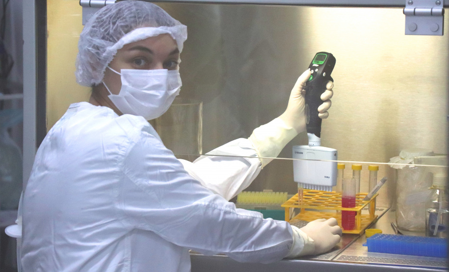 Dissertação de mestrado desenvolvida por uma farmacêutica do Instituto de Tecnologia do Paraná (Tecpar) busca reduzir o prazo e o custo para a produção da vacina antirrábica, patenteada recentemente pelo instituto. O estudo desenvolvido pela analista de biotecnologia industrial Beatriz Lourenço Correia Moreira propõe a realização de ensaio in vitro na etapa do controle interno da vacina, evitando a utilização de animais.  -  Curitiba, 11/06/2019  -  Foto: Divulgação Tecpar