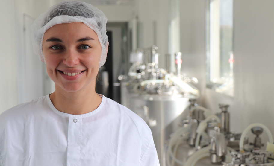 Dissertação de mestrado desenvolvida por uma farmacêutica do Instituto de Tecnologia do Paraná (Tecpar) busca reduzir o prazo e o custo para a produção da vacina antirrábica, patenteada recentemente pelo instituto. O estudo desenvolvido pela analista de biotecnologia industrial Beatriz Lourenço Correia Moreira propõe a realização de ensaio in vitro na etapa do controle interno da vacina, evitando a utilização de animais.  -  Curitiba, 11/06/2019  -  Foto: Divulgação Tecpar
