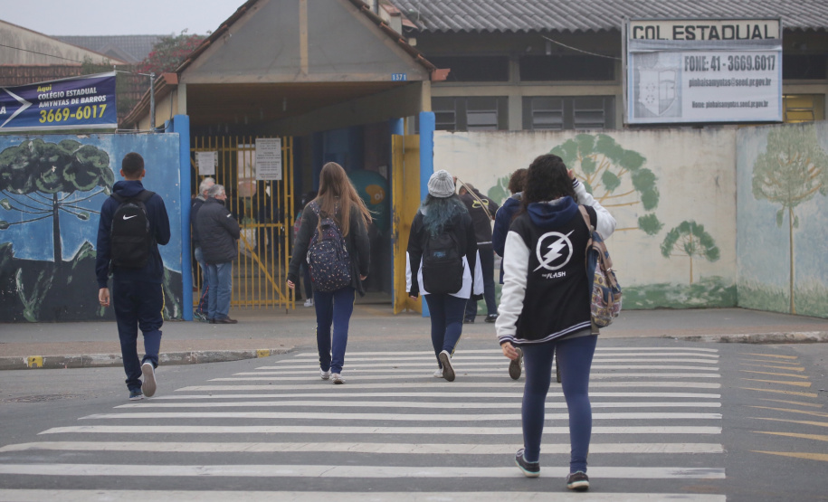 Uma verdadeira força-tarefa foi instalada nesta terça-feira (11) para a realização da segunda edição da Prova Paraná, avaliação diagnóstica desenvolvida pela Secretaria de Estado da Educação e do Esporte que é aplicada hoje em todas as escolas da rede estadual e nas escolas municipais de 398 cidades. Foto: José Fernando Ogura/ANPr